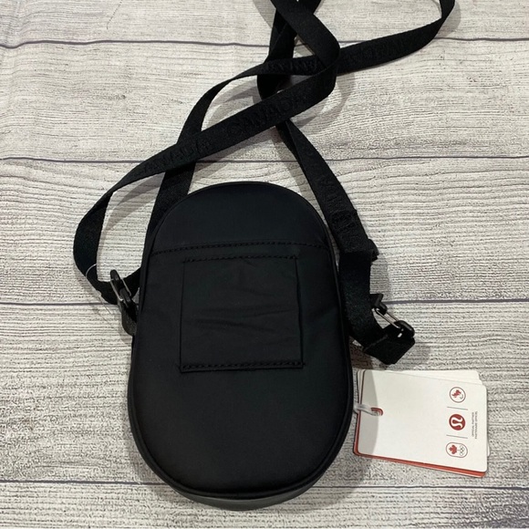 Nwt Lululemon Team 🇨🇦 22 Future Legacy Crossbody Bag RED & BLACK - Picture 2 of 9